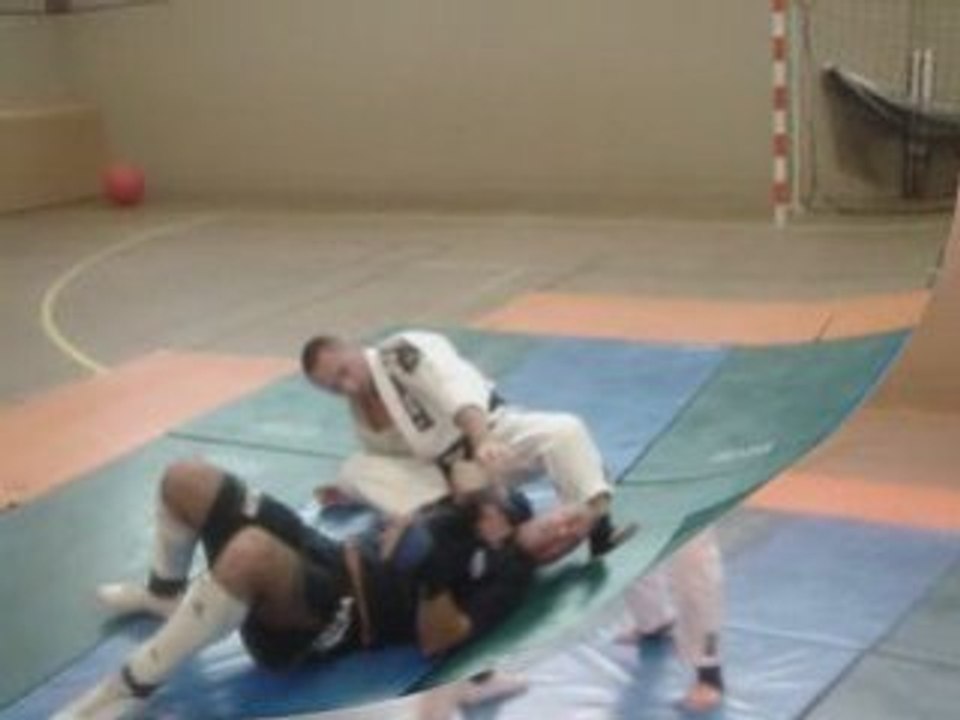 Saisie d'une jambe, emmenée au sol, et position montée