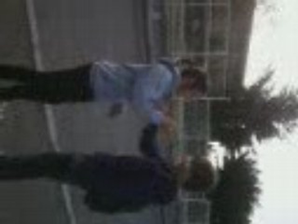 Opération je te tcheak par le barbichette devant Juliette.