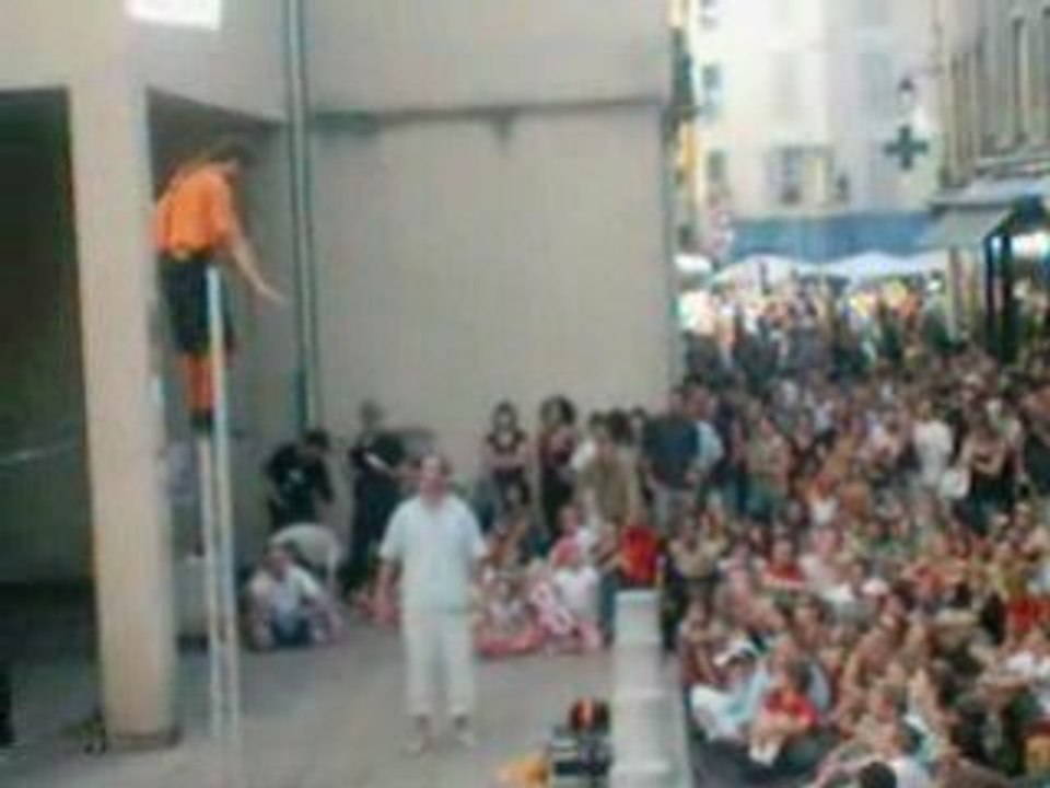 festival d'art de rue (aurillac08) jongle avec couteaux