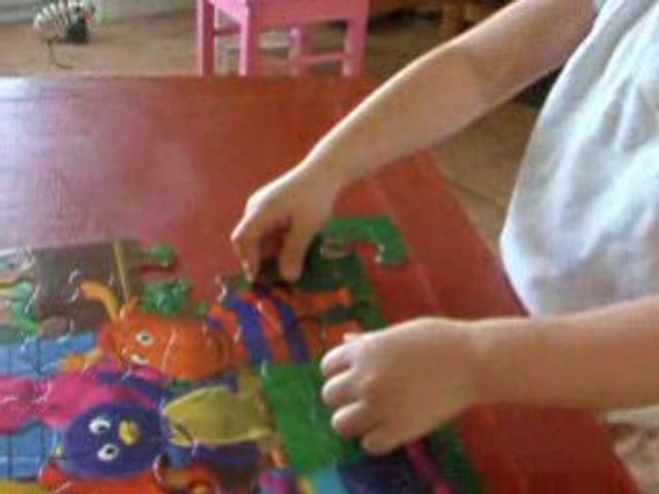 Maëlle fait un puzzle