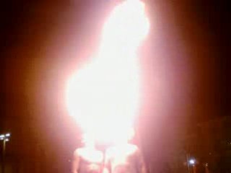 festival d'art de rue (aurillac08) ils crachent à 2 du feu