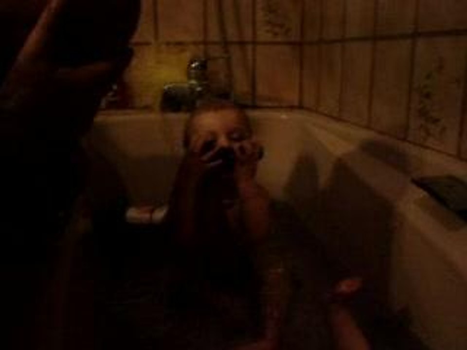 Nino et Lily au bain