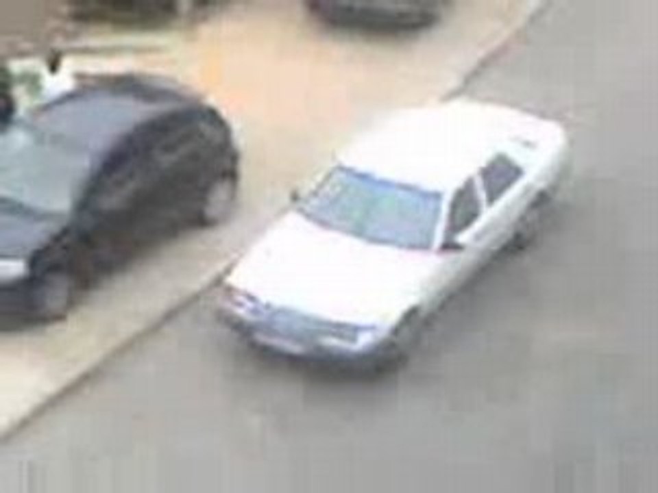 ENFOIRE DE FLIC QUI TIRE AVEC UN FLASH BALL SUR DES GARS