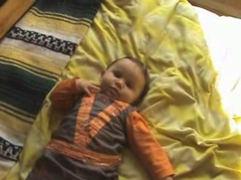 Tenaya joue sur le lit !!