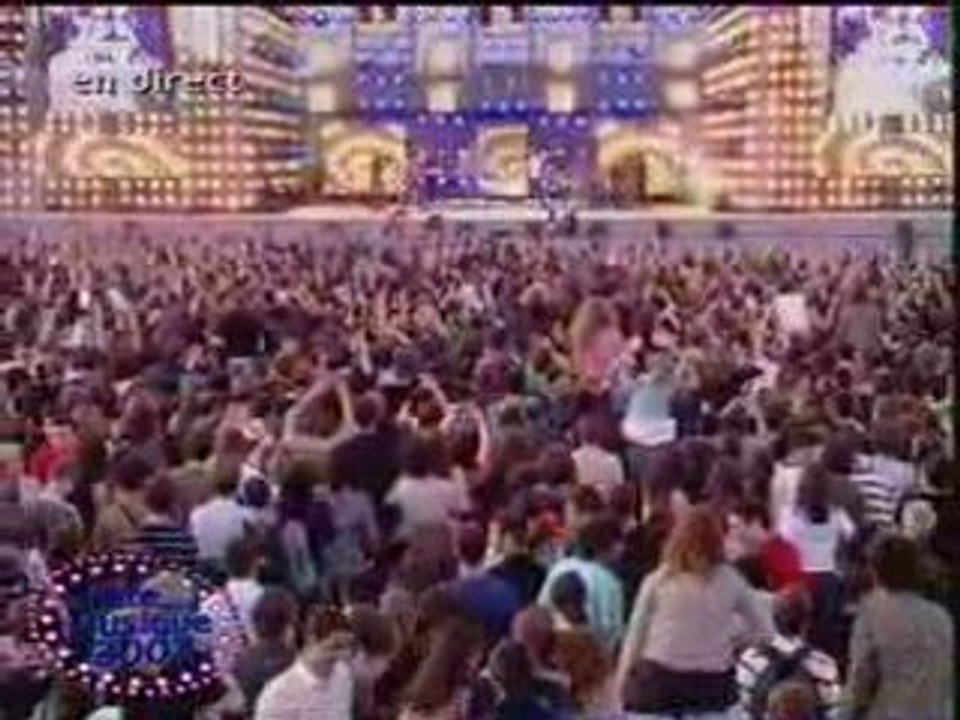 MIKA CHANTE LIVE " RELAX " LORS DE LA FETE DE LA MUSIQUE '07