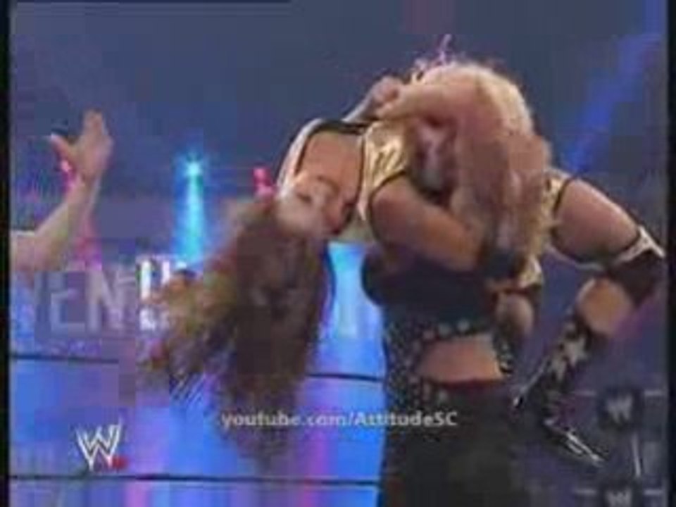 Candice Michelle vs Beth Phoenix  UNIFORGIVEN  DU 16/09/07