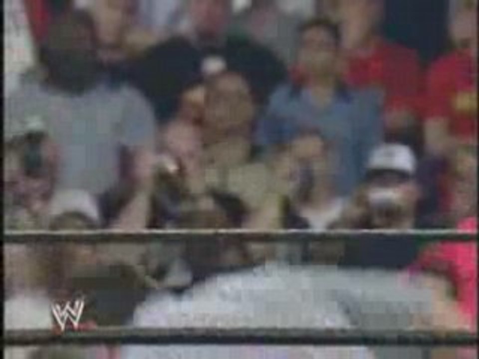 Angle Slam Sur Une Chaise Sur Vince McMahon