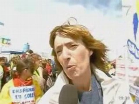 Parents d'élèves et enseignants unis contre la loi Darcos