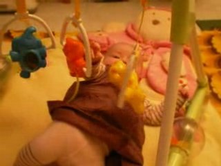 Léa avec son nouveau tapis d'éveil et son portique