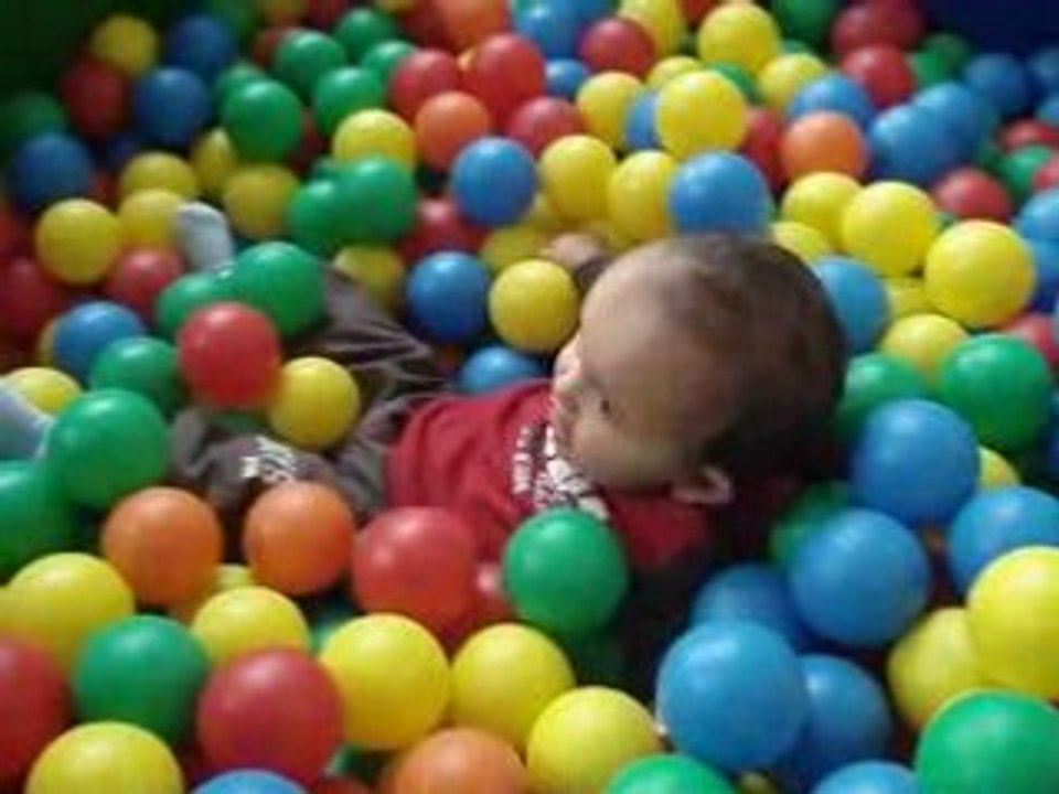 Enzo et la Piscine a balle