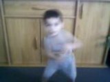 Mon fils de 3 ans qui danse la tecktonik