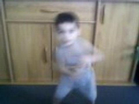 Mon fils de 3 ans qui danse la tecktonik