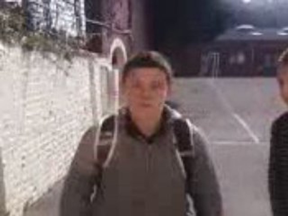 keke se cogne kontre la vitre mdr