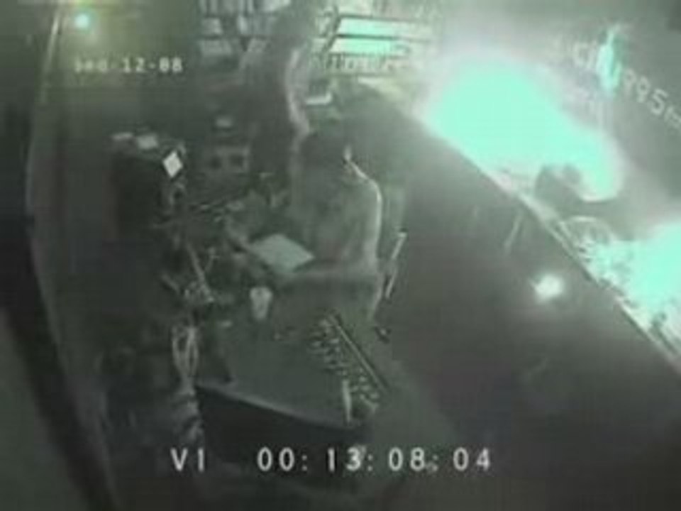 Animateur au micro et feu dans le studio radio