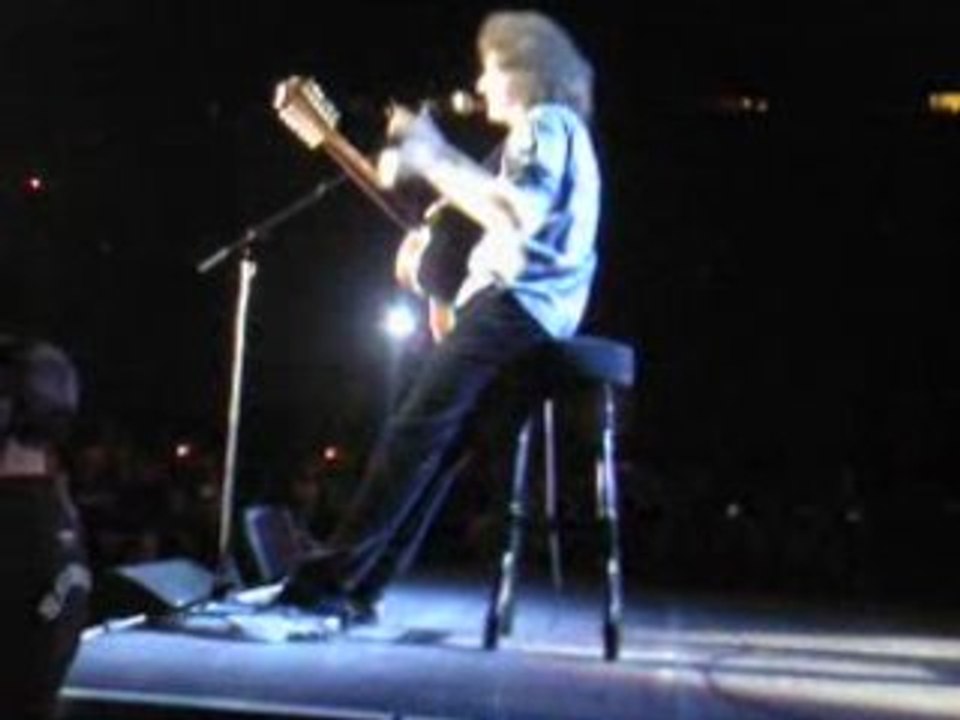 Queen - Petit speech de Brian May  - Paris 2008