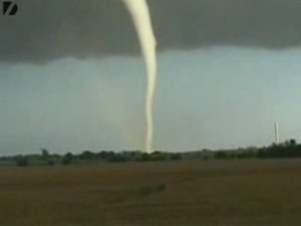 Tornado si abbatte su casa