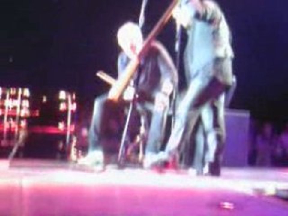 Queen (Roger and Danny) - Bass / drum solo - Paris 2008