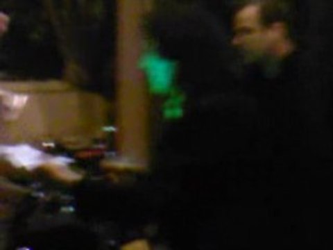 Brian May (Queen) signe autographes Paris 2008