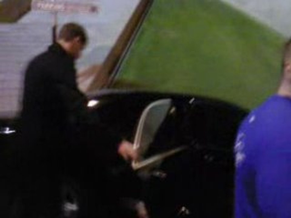 Brian May (Queen) part en voiture Paris 2008