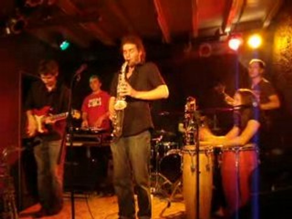 BUMBLEDEE EN CONCERT A LA CAVE