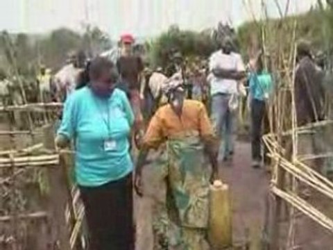 Lucy Liu shows DRC refugees that water is safe to drink