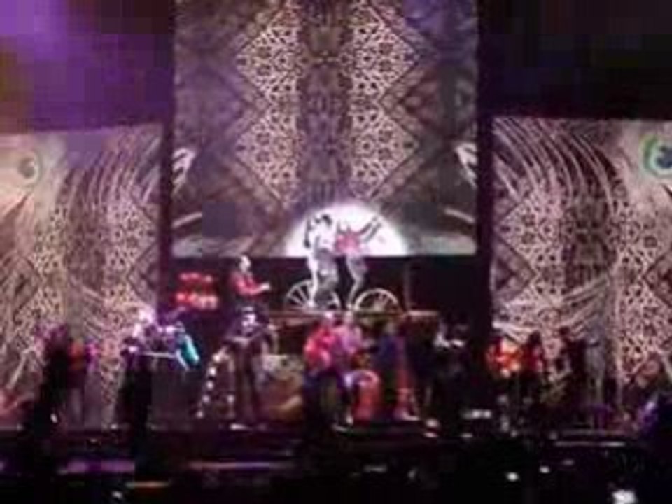 Madonna - Sticky & Sweet tour - La isla bonita - Paris