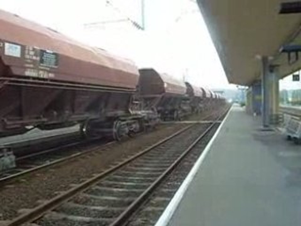 la bb 75022 fret avec des wagons trémies