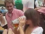 [Envoie-Du-Gros.Com] Elle enfile 1 litre de bière