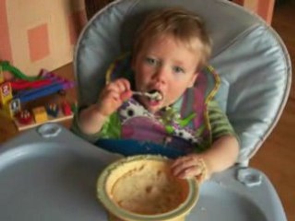 Estéban mange tout seul