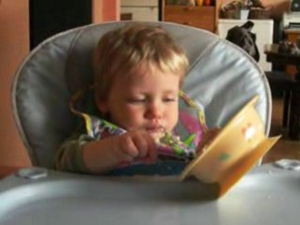 Estéban mange tout seul 2