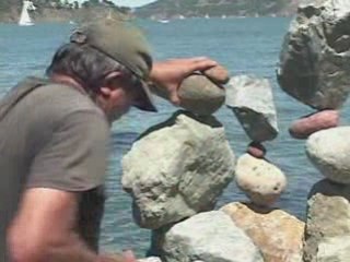 land art : des cailloux en équilibre