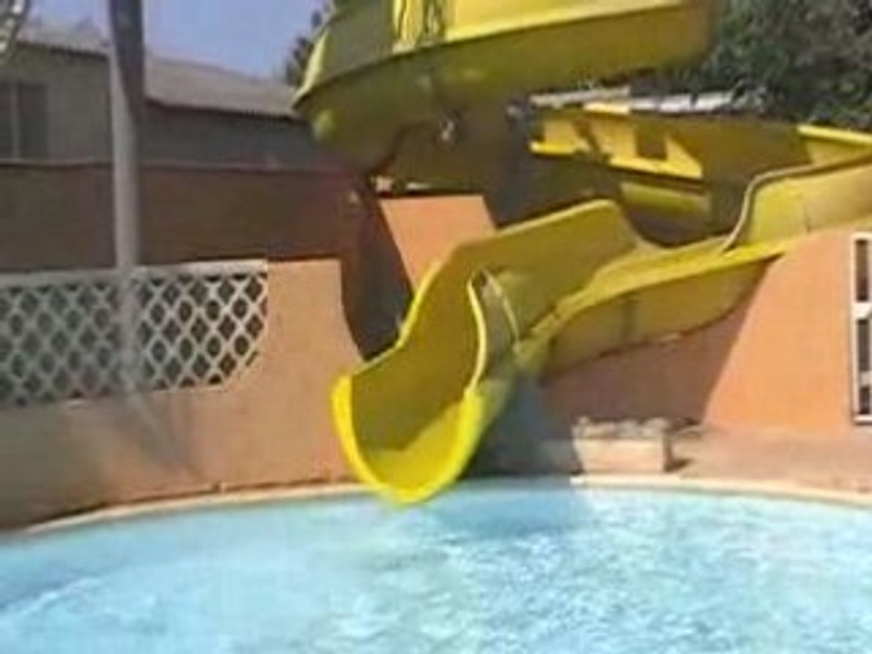 Dernier moment à la piscine, Mallo sur le toboggan