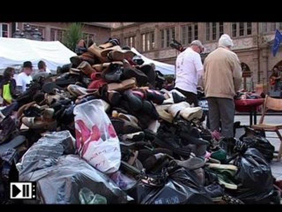 La pyramide de chaussures d'handicap international.