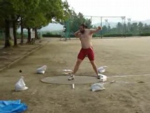 Athlé entrainement Tomasz Majewski lancer poids sans élan