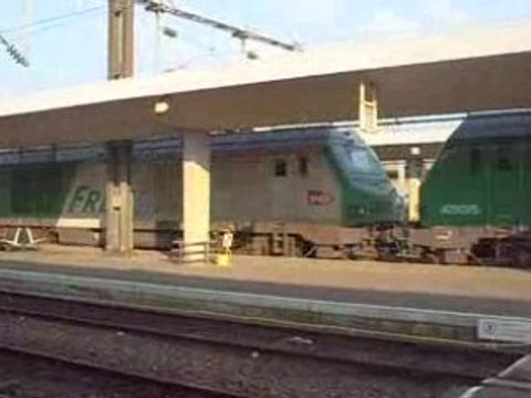 um de bb 75010 et bb 75075 fret avec des wagons bâchés