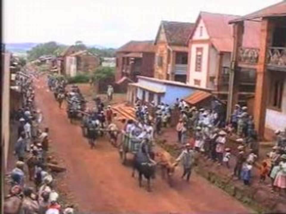 Njakatiana -  Mbola hafa