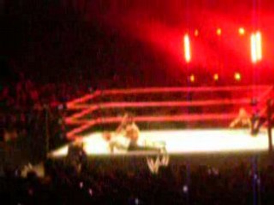 Raw Live tour Bercy - Kofi Kingston vs. Santino Marella