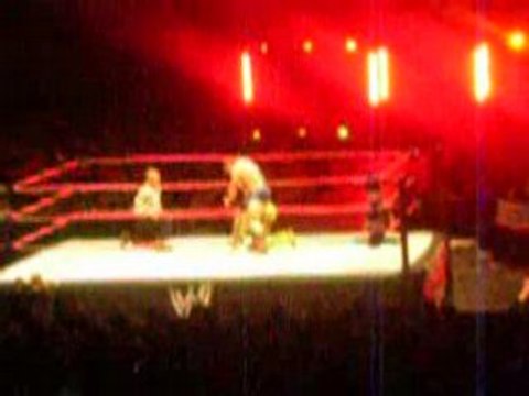 Raw Live tour Bercy - Kofi Kingston vs. Santino Marella 3