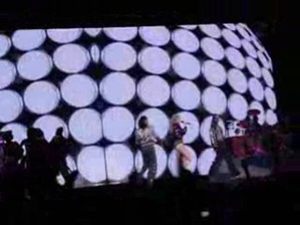 Madonna - Confessions Tour - Hung up - Paris 2006