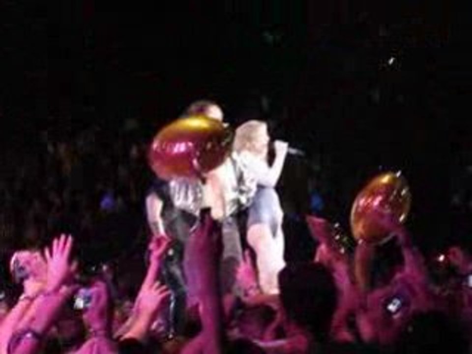 Madonna - Confessions tour - Hung up 3 - Paris 2006