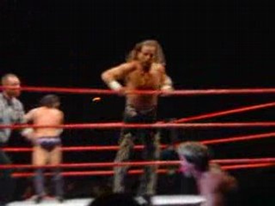 HBK saute par dessus la 3ème corde Bercy