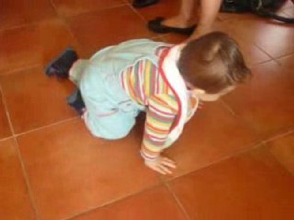 petit evan marche à quatre pattes