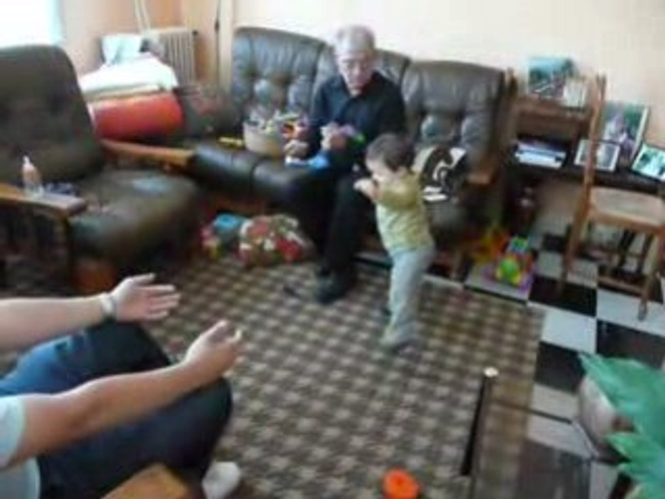 Flo va vers son papa ;) debout s'il vous plait :p