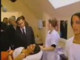 Une jeune fille refuse de serrer la main a sarkozy,