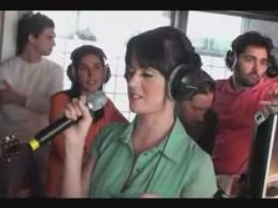 Katy Perry chante "I Kissed a Girl" au 6/9 sur NRJ