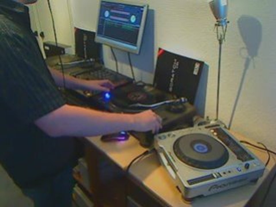 DJ Blue - Ten Min Mix #2- Hands Up - TechnoBase.FM