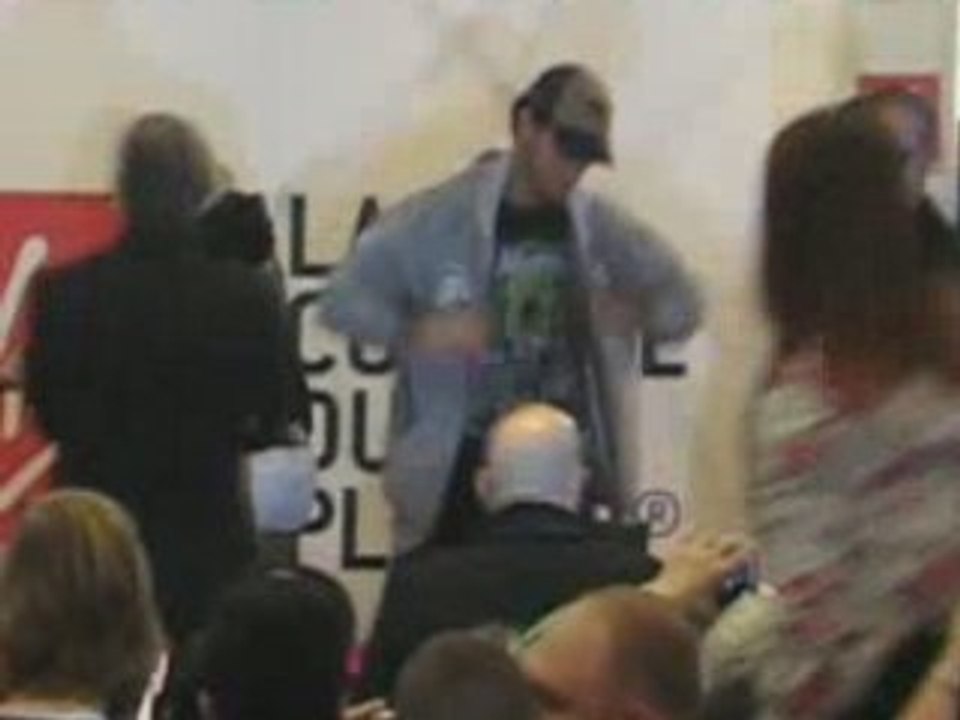 Dédicace au Virgin Megastore de Cm Punk et Kelly Kelly