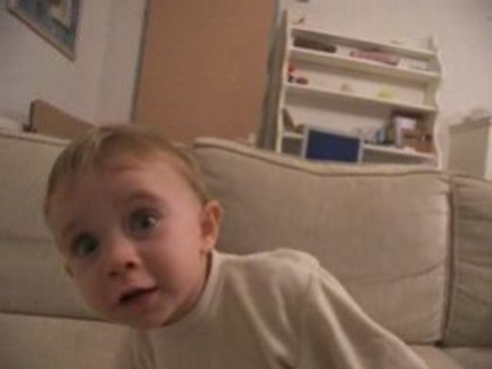 Tristan fait semblant de parler...