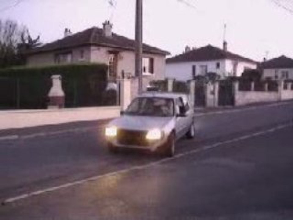 Vidéo 205 GTI bleu topaze