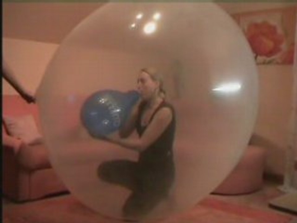 Mausi in balloon short clip